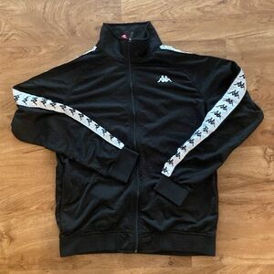 KAPPA -Black sweatshirt with details on the sleeves.